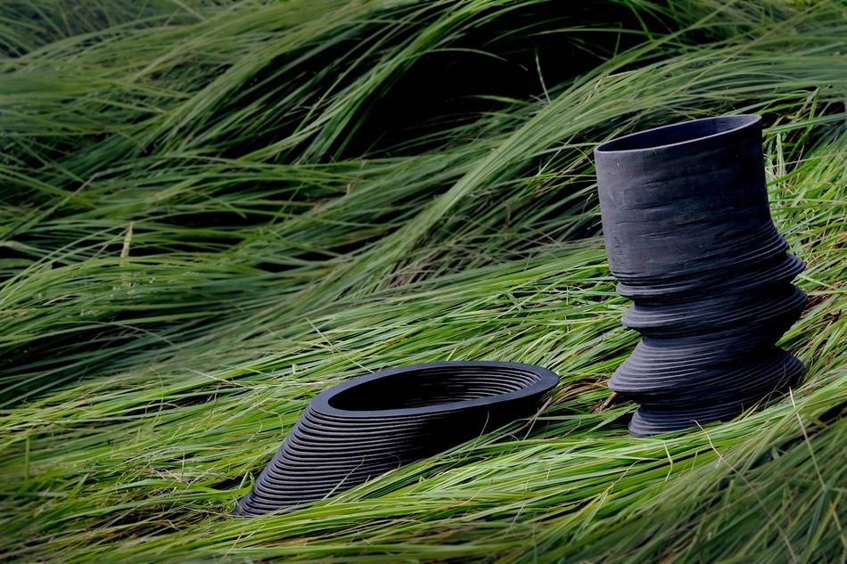 Vase & Bowl Dilatio von Who is Anna B. Vase & Bowl Dilatio