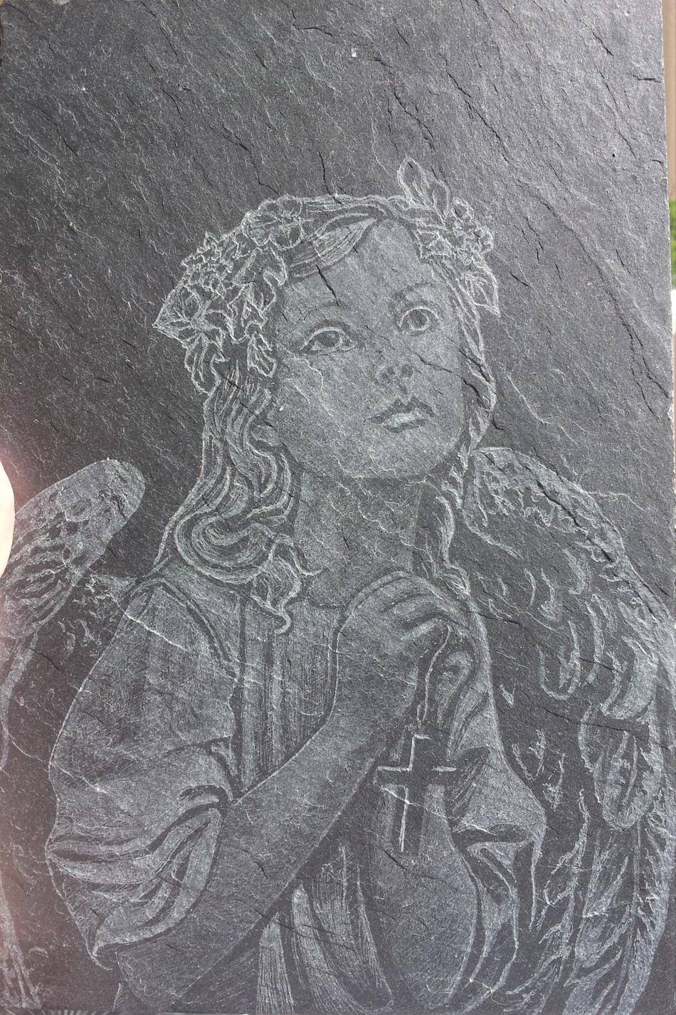 Engel mit Kreuz auf Schieferplatte graviert von Mona Engel mit Kreuz auf Schieferplatte graviert