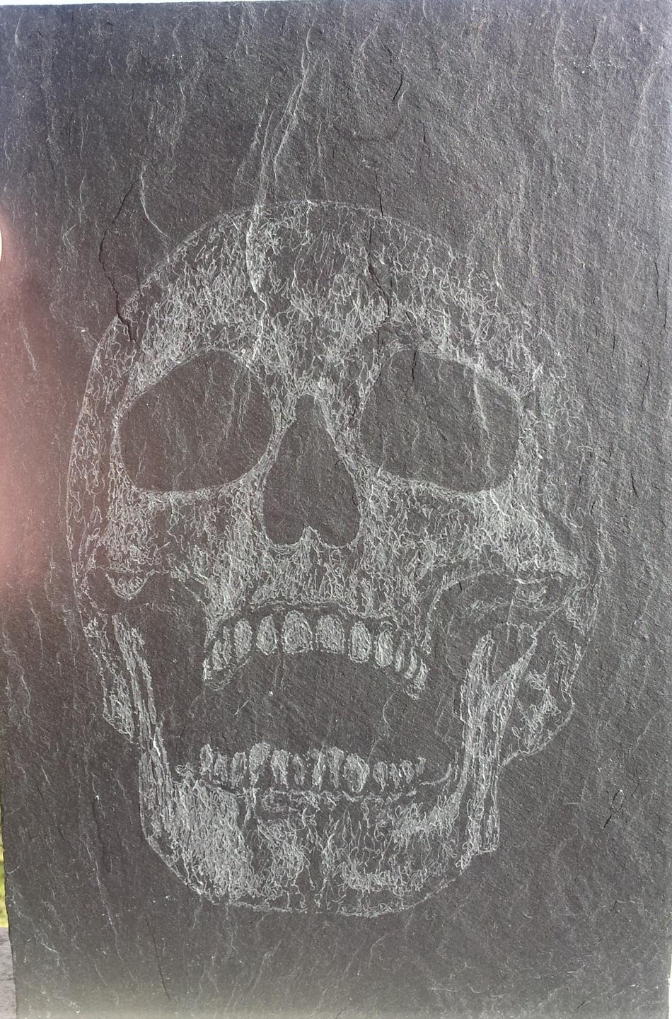 Totenkopf auf Schiefer von Mona Totenkopf auf Schiefer