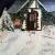 kleines Haus in einer Winternacht von welli