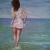 Junge Frau am Meer von