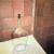 Flasche und rosa Fliesen von
